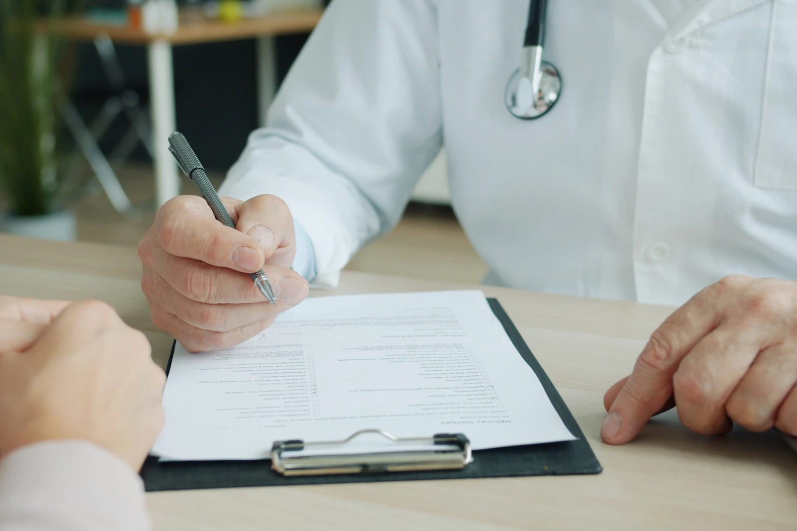 Profissional de saúde analisando exames e laudos médicos